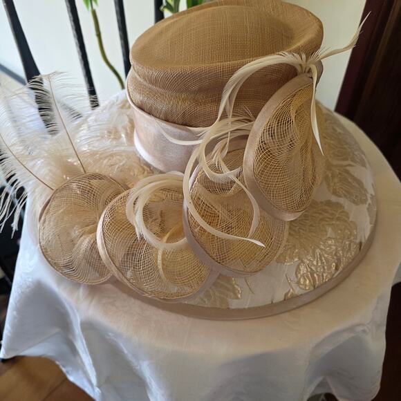 NWT Champagne Italy gold‎ and creme hat with matching purse display picture 2